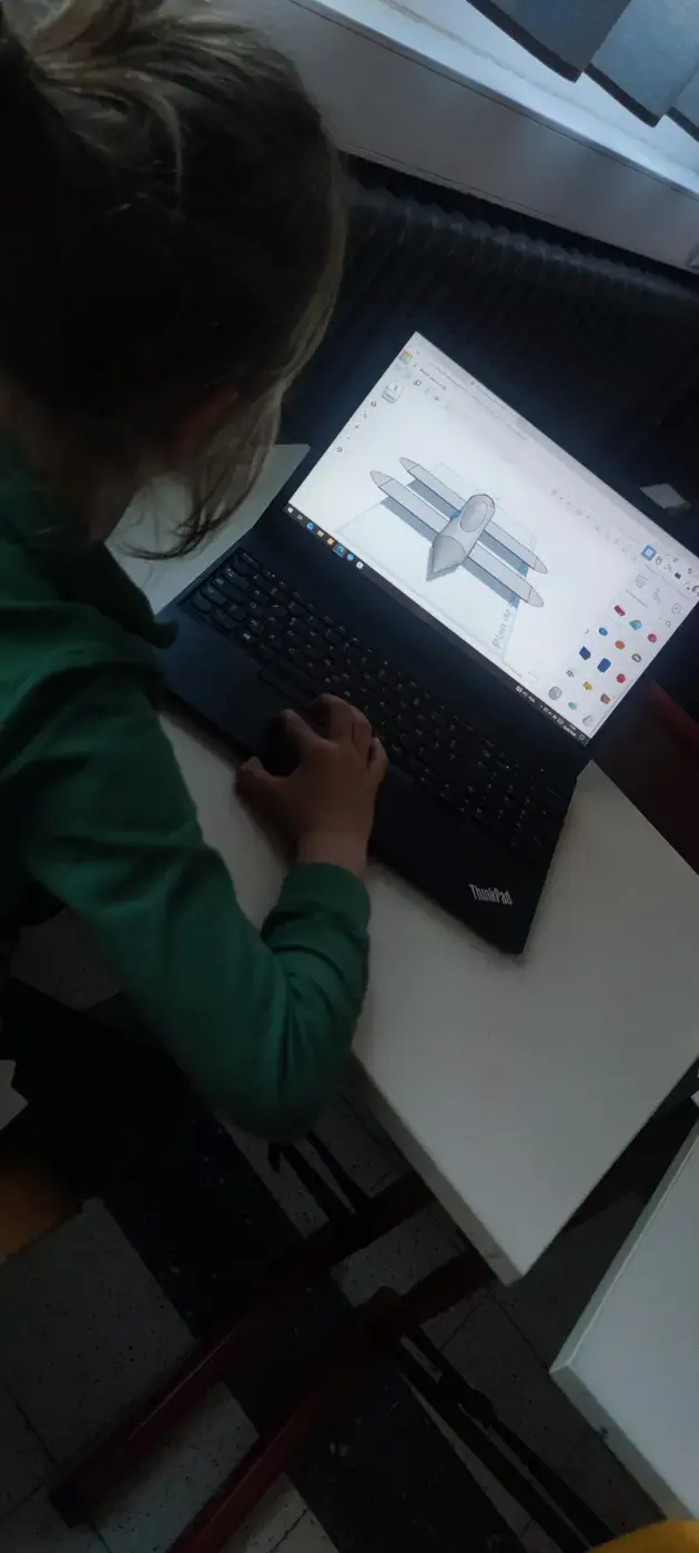 Une participante conçoit un modèle en trois dimensions sur un ordinateur.